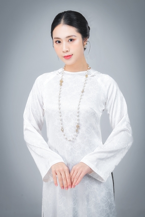 温婉气质盘发奥黛美女写真图片